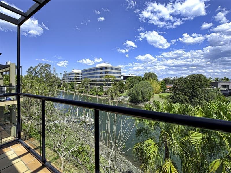 24 Slater Avenue, Bundall QLD 4217