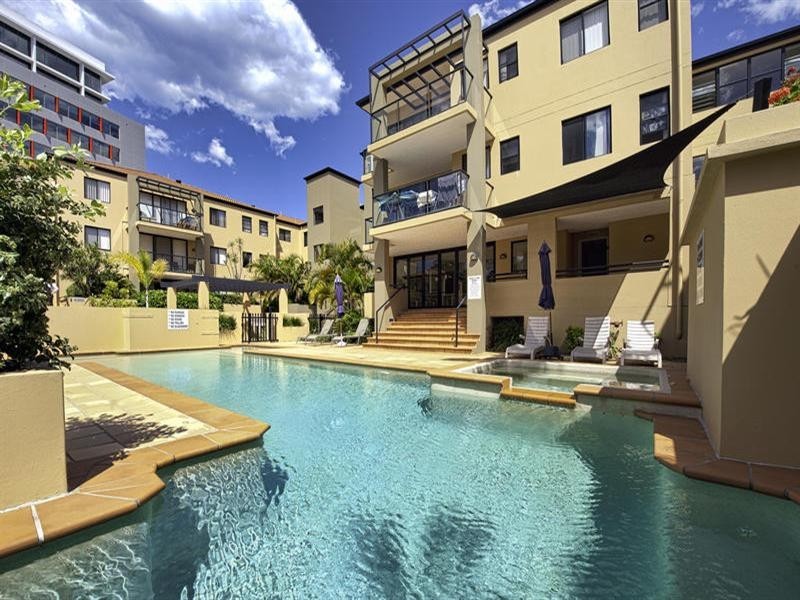 24 Slater Avenue, Bundall QLD 4217