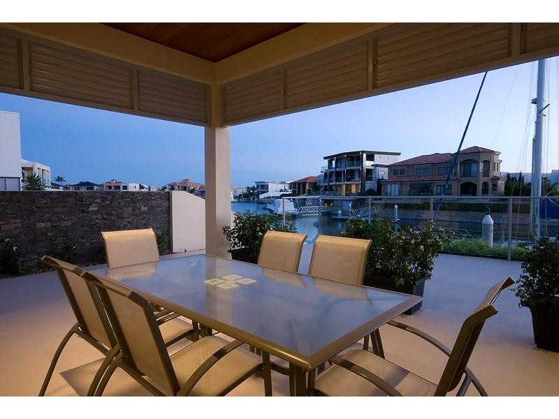 5 Royal Albert Crescent, Sovereign Islands QLD 4216