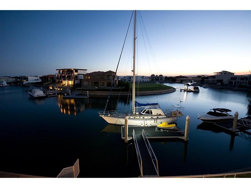 5 Royal Albert Crescent, Sovereign Islands QLD 4216