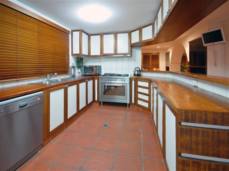30 Tambourah Drive, Benowa QLD 4217