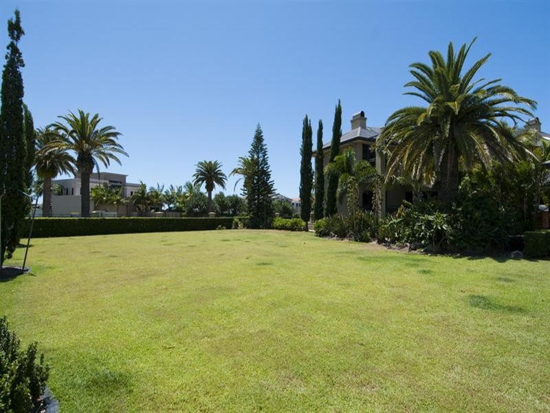 4 Knightsbridge Parade West, Sovereign Islands QLD 4216