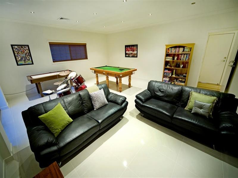 25 Clarence Drive, Helensvale QLD 4212