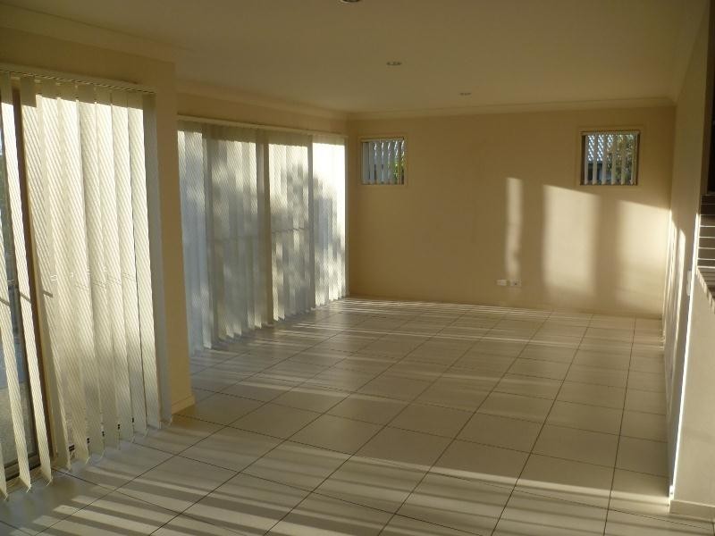 8 Alford Lane, Pacific Pines QLD 4211