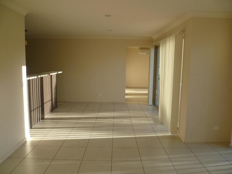 8 Alford Lane, Pacific Pines QLD 4211