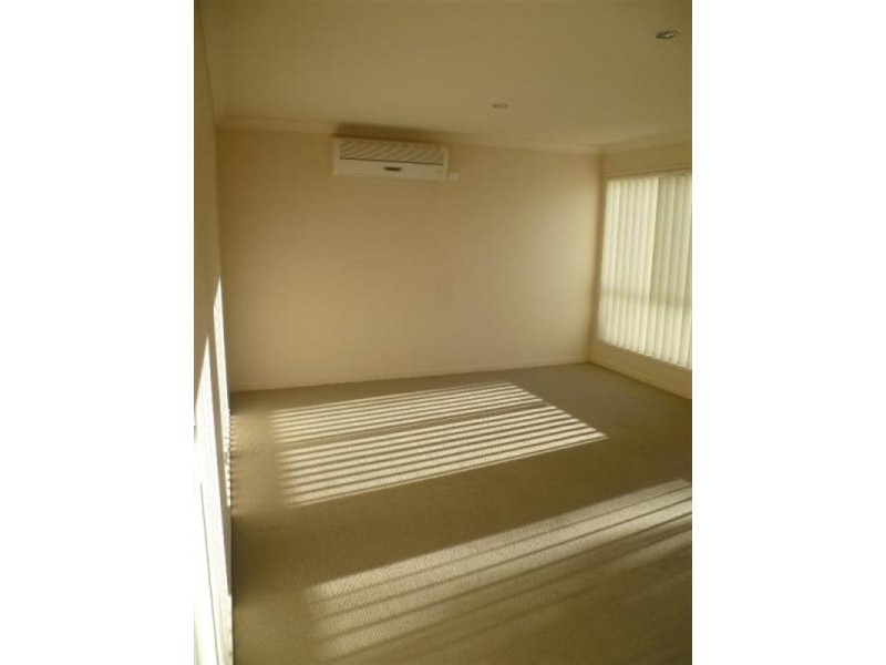 8 Alford Lane, Pacific Pines QLD 4211