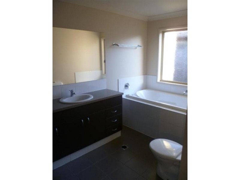 8 Alford Lane, Pacific Pines QLD 4211