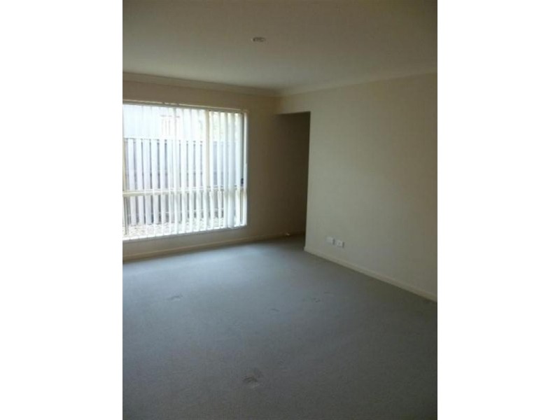 8 Alford Lane, Pacific Pines QLD 4211