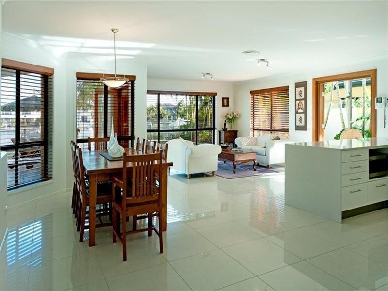 2a Champagne, Hope Island QLD 4212