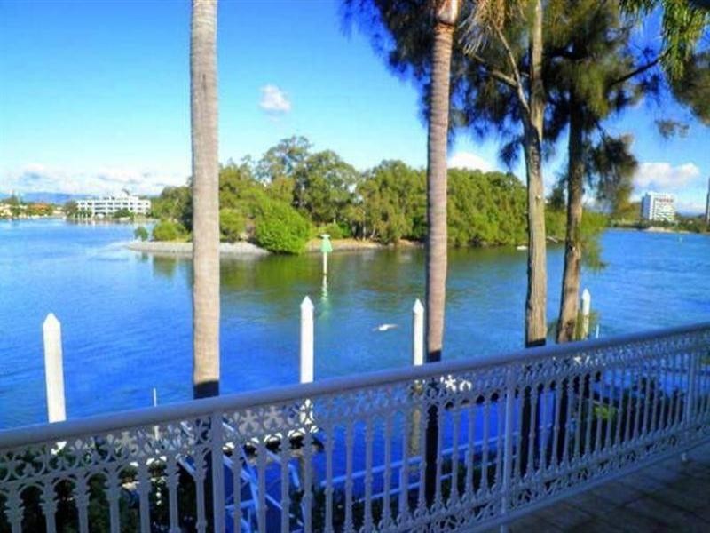 267 Stanhill Drive, Chevron Island QLD 4217