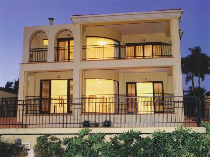 108 Amalfi Drive, Isle Of Capri QLD 4217