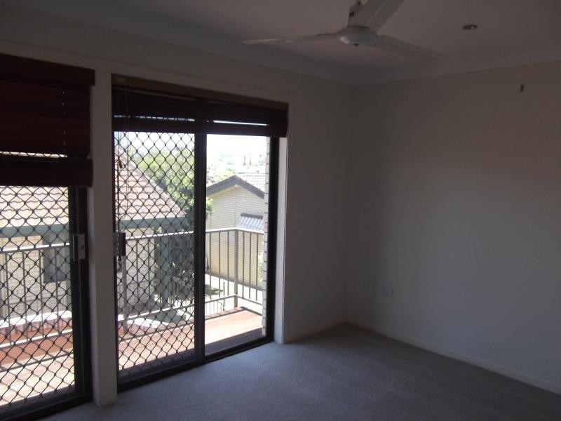 2/59 Hooker Boulevard, Broadbeach Waters QLD 4218