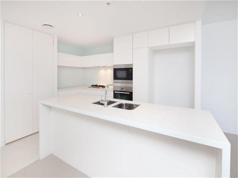 4 Charles Avenue, Broadbeach QLD 4218