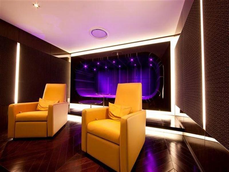 4 Charles Avenue, Broadbeach QLD 4218