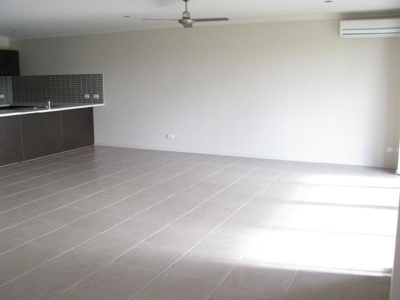 2/1 Brunswick Street, Pacific Pines QLD 4211