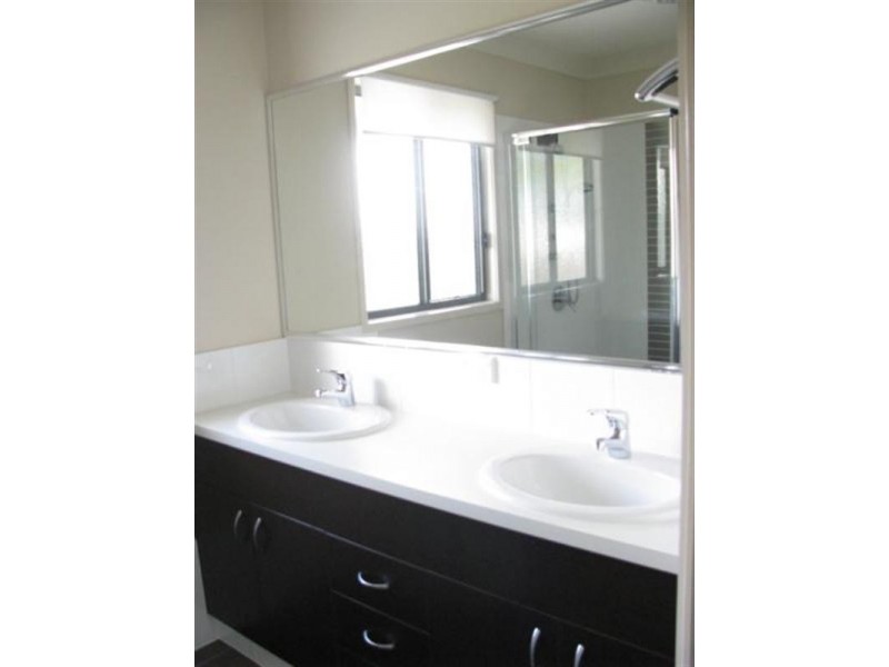 2/1 Brunswick Street, Pacific Pines QLD 4211