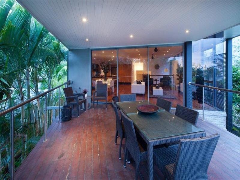 27 Rankin Parade, Main Beach QLD 4217