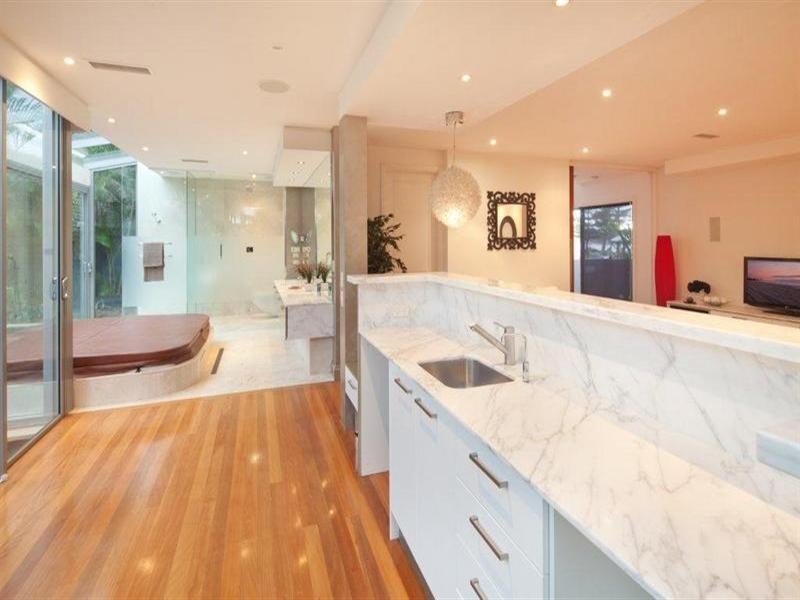 27 Rankin Parade, Main Beach QLD 4217