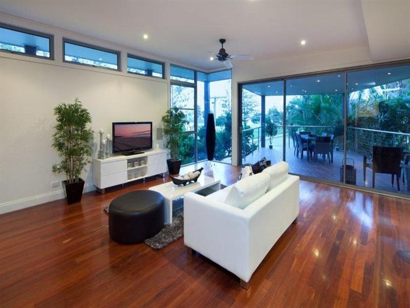 27 Rankin Parade, Main Beach QLD 4217