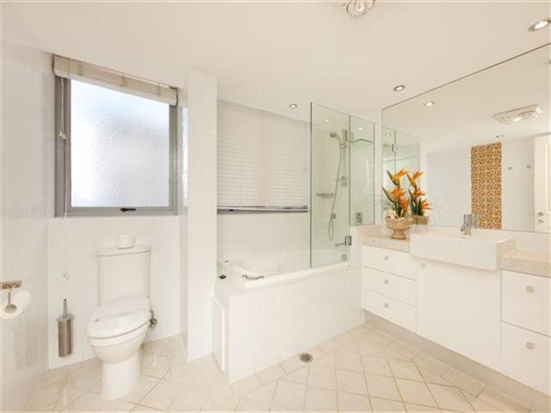 25 Northcliffe Terrace, Surfers Paradise QLD 4217