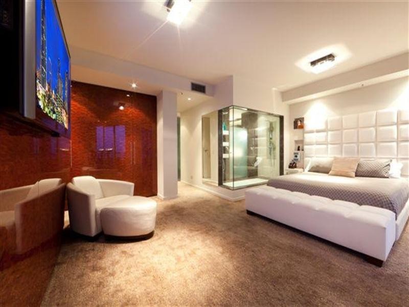 7 Elkhorn Avenue, Surfers Paradise QLD 4217