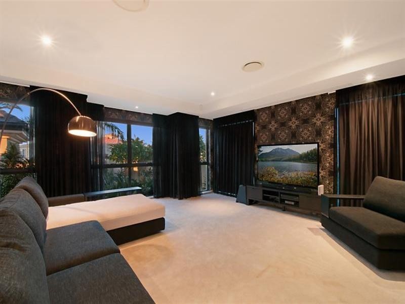 68 Royal Albert Crescent, Sovereign Islands QLD 4216