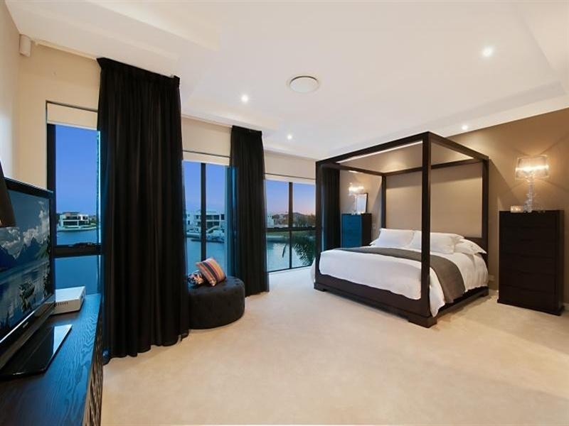 68 Royal Albert Crescent, Sovereign Islands QLD 4216