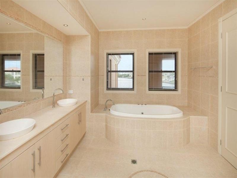 13 Annies Court, Benowa QLD 4217