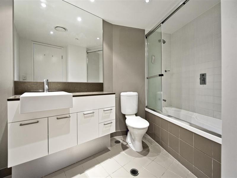 18 Enderley Avenue, Surfers Paradise QLD 4217