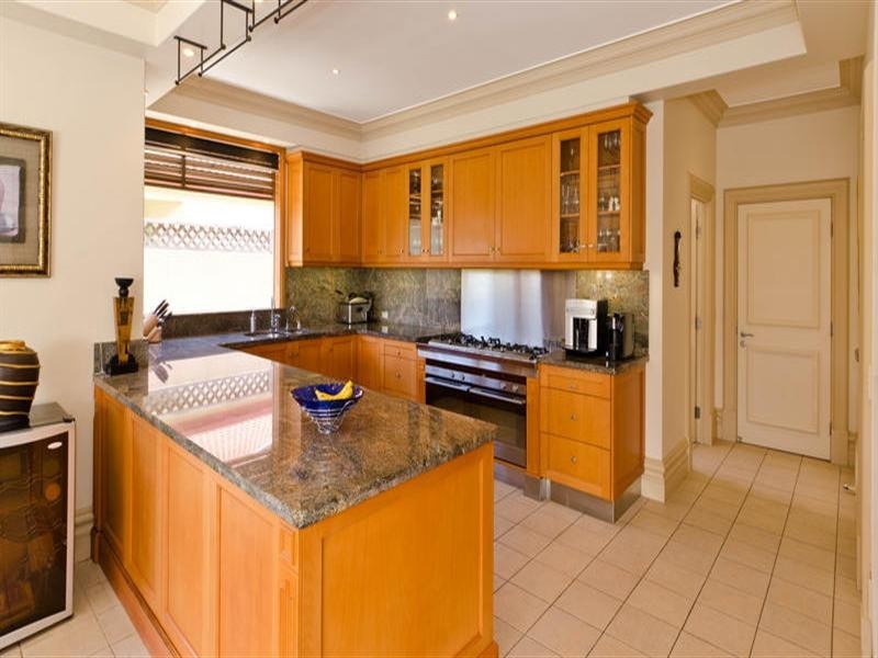 121 40 Cotlew Street East, Southport QLD 4215