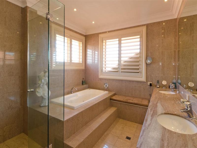 121 40 Cotlew Street East, Southport QLD 4215