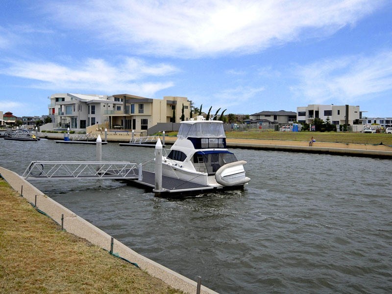 45 Knightsbridge Parade East, Paradise Point QLD 4216