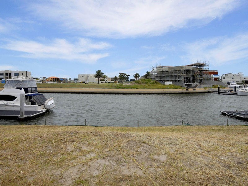 45 Knightsbridge Parade East, Paradise Point QLD 4216
