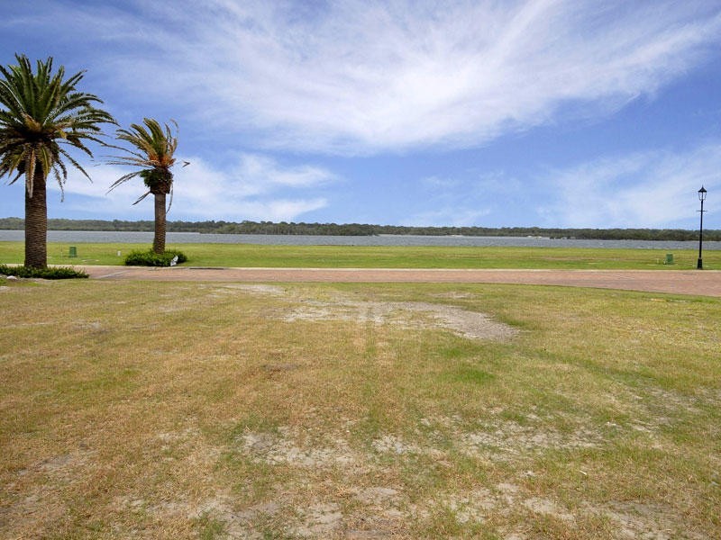 45 Knightsbridge Parade East, Paradise Point QLD 4216