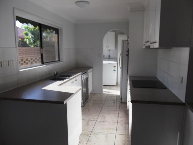 18 Collins Crescent, Benowa QLD 4217