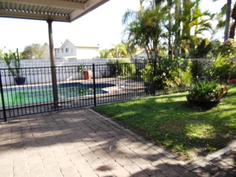 18 Collins Crescent, Benowa QLD 4217