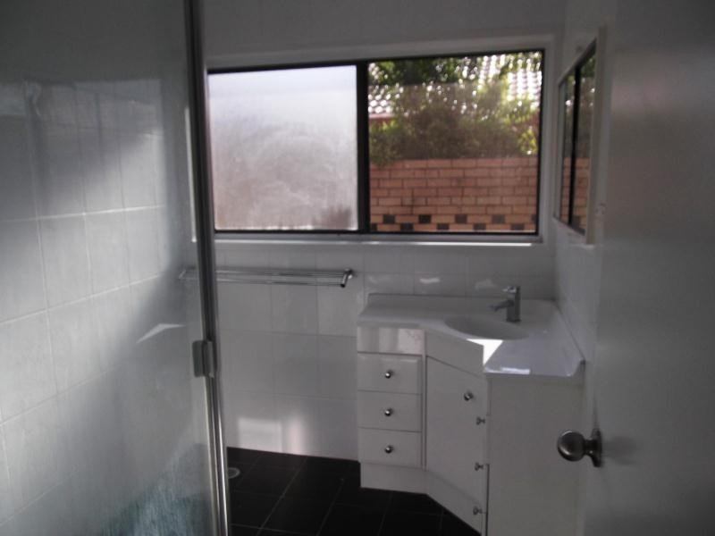 18 Collins Crescent, Benowa QLD 4217