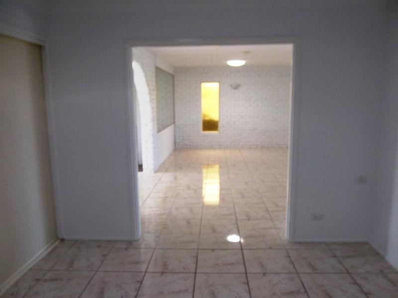 18 Collins Crescent, Benowa QLD 4217