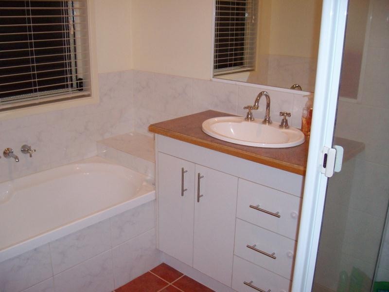 18 Mussau Court, Pacific Pines QLD 4211