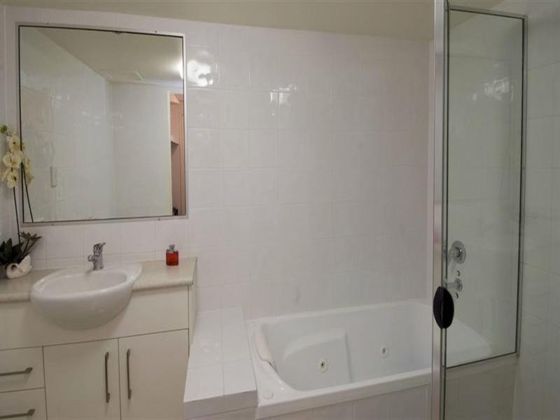 28 Northcliffe Terrace – Longbeach Apartments, Surfers Paradise QLD 4217