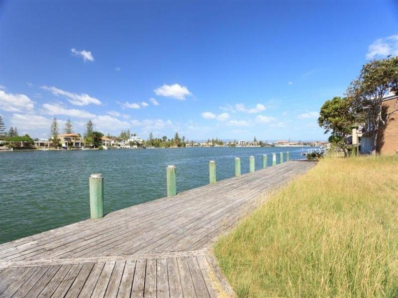 2 Holborow Close, Surfers Paradise QLD 4217