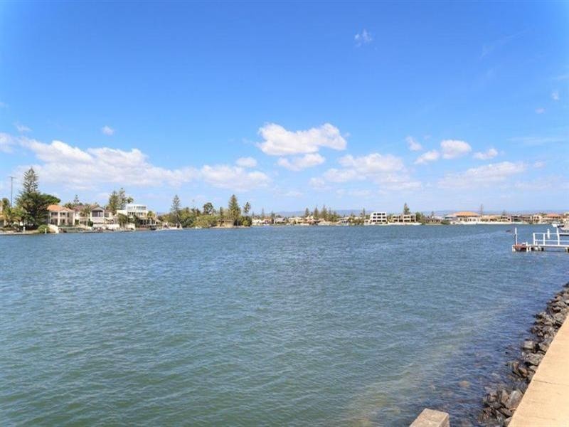 2 Holborow Close, Surfers Paradise QLD 4217