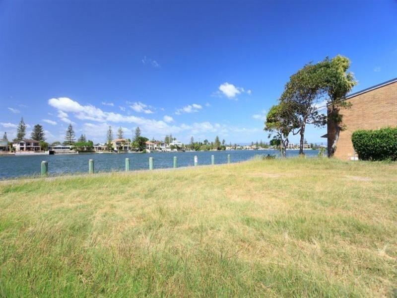 2 Holborow Close, Surfers Paradise QLD 4217