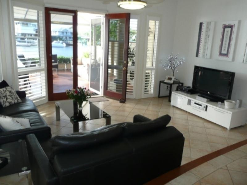 2-161 Stanhill Drive, Chevron Island QLD 4217