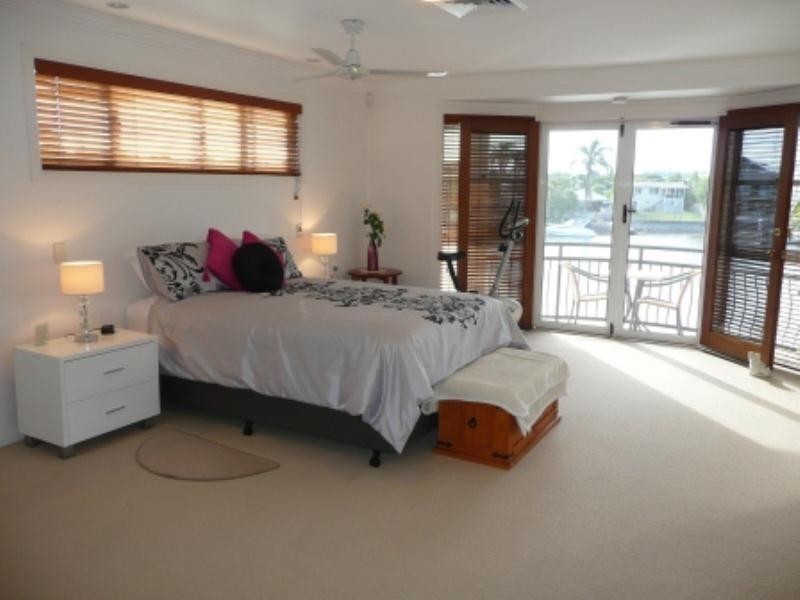 2-161 Stanhill Drive, Chevron Island QLD 4217