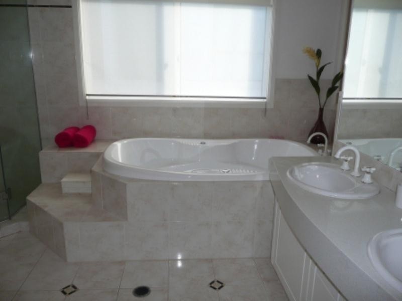 2-161 Stanhill Drive, Chevron Island QLD 4217