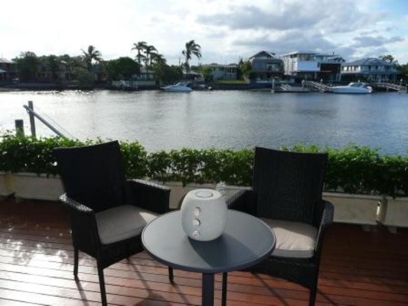 2-161 Stanhill Drive, Chevron Island QLD 4217