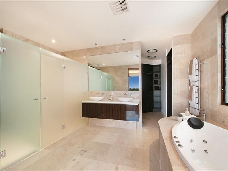50 Knightsbridge Parade West, Sovereign Islands QLD 4216