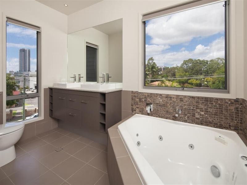 11 Kate Street, Southport QLD 4215