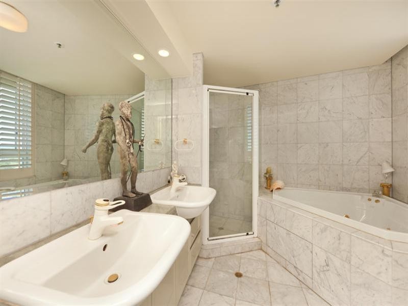 75 Brighton Parade, Southport QLD 4215